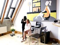 Silvia Saint poserar på trappan