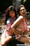 Lucy L och Tera Patrick vid vattenfallet