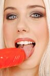 Katrin Wolf onanerar med en dildo