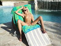 Cayenne Klein och Summer Brooks slickar sig om munnen
