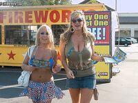 Jessica Moore och Kelly Madison har en trekant