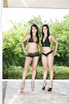 Susanna White och Veronica Sanchez har en trekant