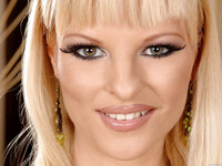 Nancy Rider och Black Angelica slickar varandra