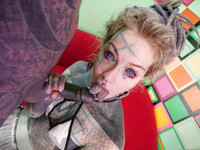 Anuskatzz den tatuerade bisarra fittan