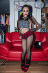 Holly Hendrix fyller sin rumpa med falsk bas