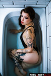 Eden Ivy den sexiga tatuerade tjejen