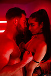 Emily Willis' bum är också laddad