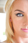 Heather stoppar in en stor dildo i sin fitta