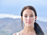 Megan Rain visar sin fitta