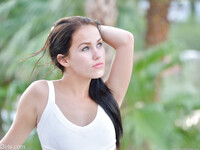 Megan Rain visar sin fitta