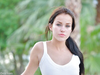 Megan Rain visar sin fitta