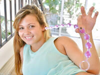 Keisha Grey onanerar med anal boll