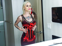 Kleio Valentien den tatuerade blonda slampan