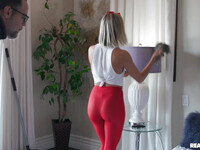 Jennifer White och Chloe Temple slickar varandra