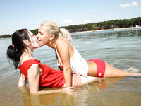 Sara F och Timea Bella slickar varandra på stranden