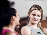 Sheena Ryder och Eliza Eves slickar varandra