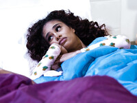 Alexis Tae och Scarlit Scandal slickar varandra
