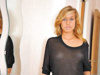 Kennedy Leigh leker med en stor dildo