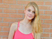 Hanah den blonda 18-åriga tonåringen