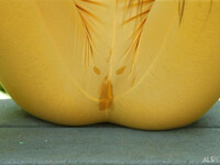 Charity Crawford skjuter upp gigantisk dildo