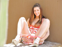 Teddi Rae provar en stor dildo