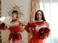 Lexi Luna och Alexis Rae är de eldiga cheerleaders