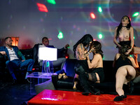 Gruppsex i swingerbaren