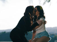 Jessica Ryan och Chloe Surreal är djupt nedsänkt i sina xxx önskningar