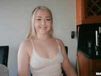 Eva Nyx - Hennes perfekt rakade fitta blir knullad hårt efter att hon ger killen ett djupt slag jobb!