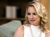 Hot stepmom suger sin styvson på soffan