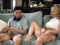 Hot stepmom suger sin styvson på soffan