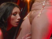 Maya Woulfe och Leana Lovings ger varandra en orgasm som vänder ögon
