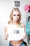 Naughty blonda flickor Tiffany Watson och Brittany Andrews knullade