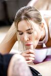 Sport blond MILF Venera Maxima hårt knullad på golvet