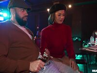 Frestande Brown Evelin Sten tar hand om den stora svarta kuken