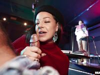 Frestande Brown Evelin Sten tar hand om den stora svarta kuken