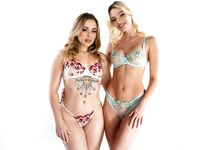 Blonde lesbiska anal i vardagsrummet