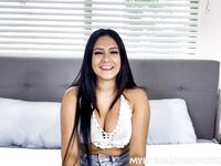 Långhårig latinsk skönhet Serena Santos får den hårda knullen i pov