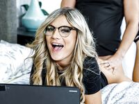 Ellie Tays runda mogna blondin blir galen från lollipopen innan hon blir knullad hårt