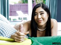 Asiatisk milf Emerald älskar knullar hans styvsons hårda kuk i vardagsrummet