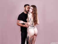 Eden Ivys tatuerade kropp förför den skäggiga älskaren med rakad fitta