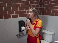 Mackenzie Mace ger henne en vild blowjob och sitter på en hård kuk med allt hon kan