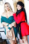 Mona Azar och Bunny Madison arbetar sina styvsoner i vardagsrummet