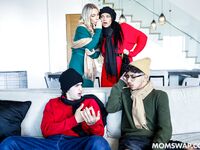Mona Azar och Bunny Madison arbetar sina styvsoner i vardagsrummet