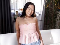 Söt asiatisk maid Kimmy Kimm suger och rider hårda kuk