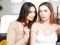 Eliza Ibarra och Blair Hudsons vilda slick och fitta friktion på lädersoffan