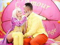 Lovita Ödet slicka den blonda fitta till tån, knullad till döden av hennes skäggiga älskare