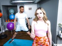 Flexibel milf Alaina Taylor blir förödande knull på golvet