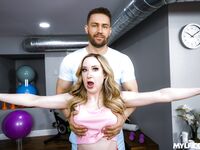 Flexibel milf Alaina Taylor blir förödande knull på golvet