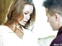 Nicole Aniston blir varm med sitt favoritspel innan hon blir knullad